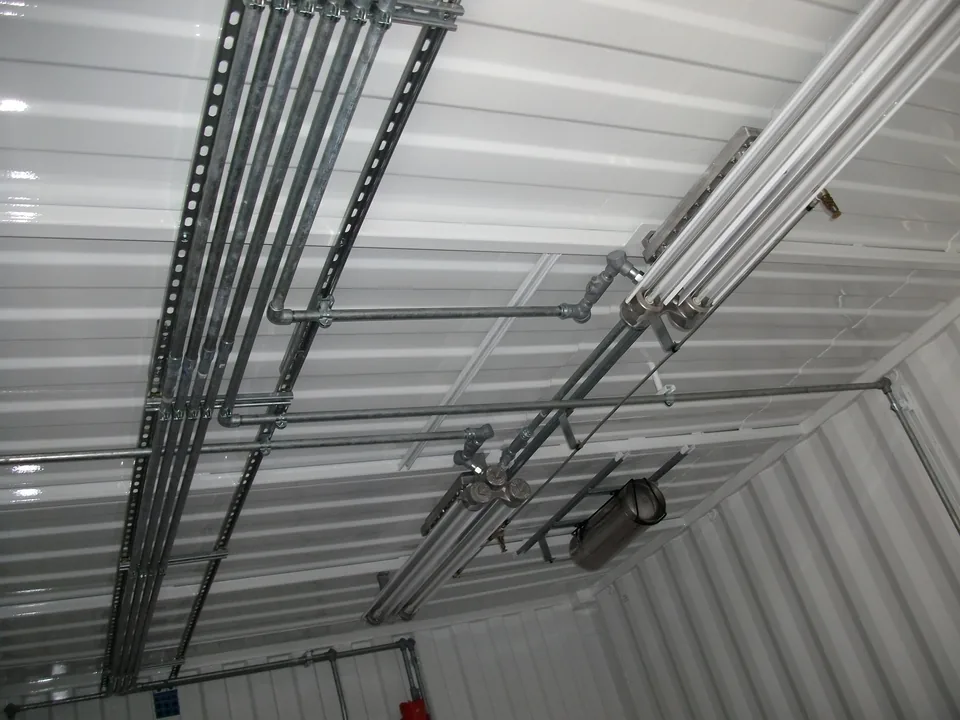 Ventilation ducting and conduit at the ceiling of a C1D1 extraction lab